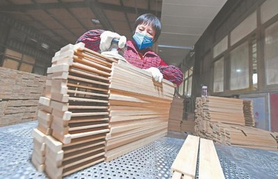 泉州泉港:工人加緊生產一批銷往歐洲的竹木家具制品